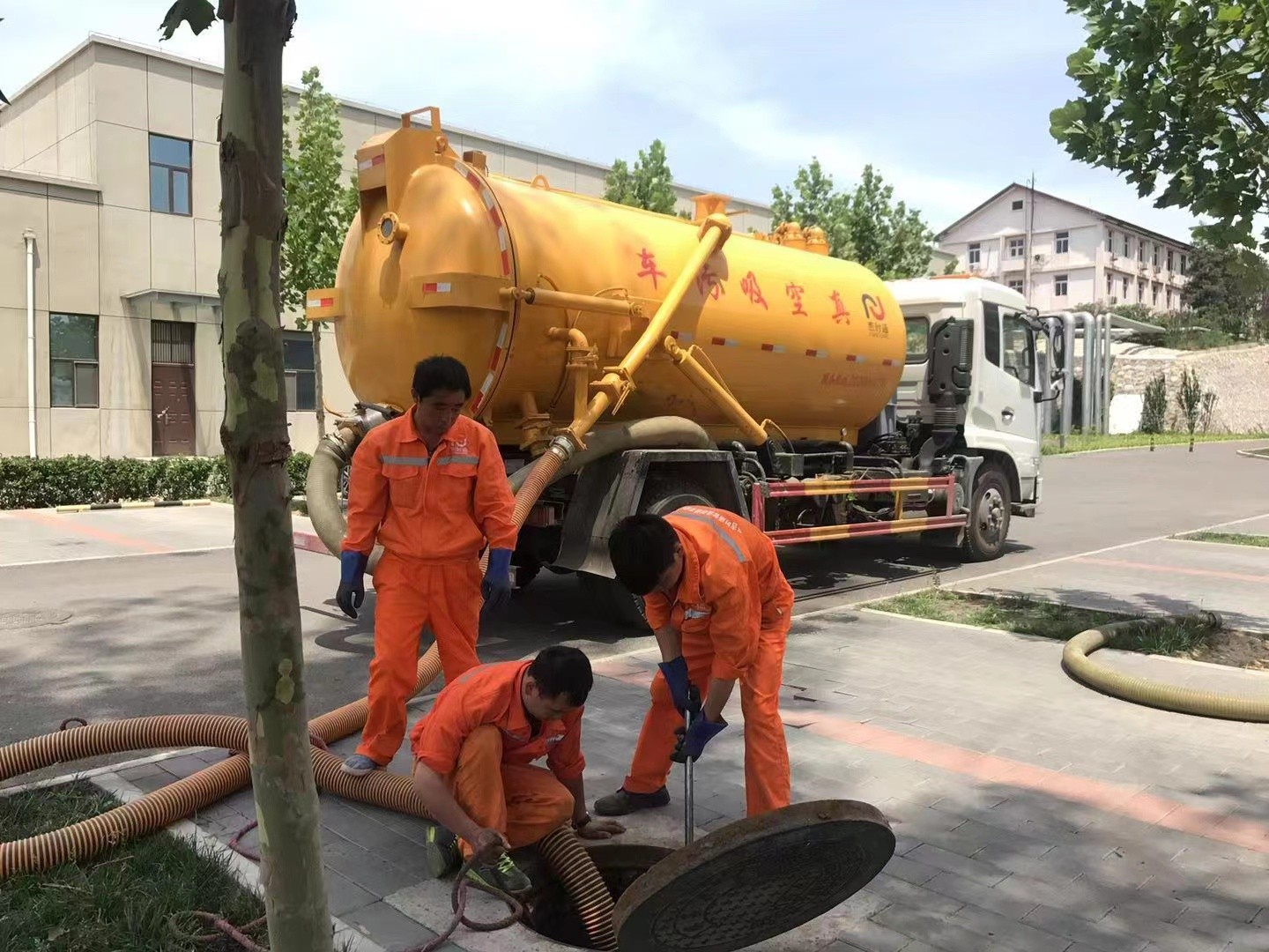 扶绥管道疏通车停在窨井附近