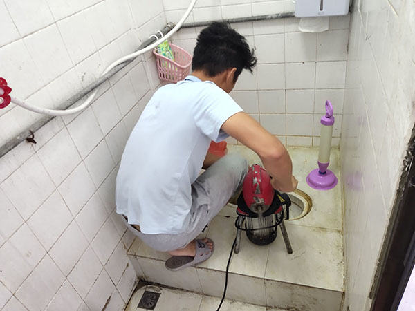 扶绥管道堵塞冒臭气 专业师傅现场解决问题