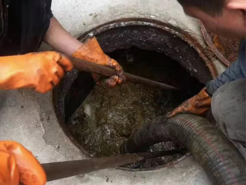 扶绥清理化粪池时如何避免沼气的危害？